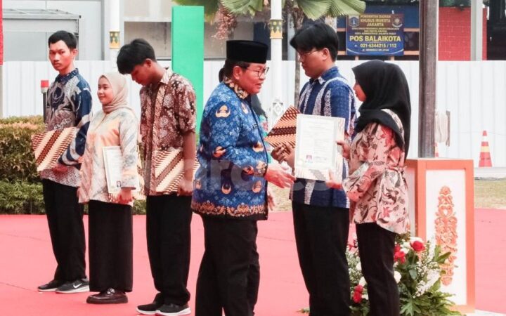 Pramono Salurkan Rp4,67 Miliar untuk Pemutihan Ijazah 2.810 Warga Jakarta