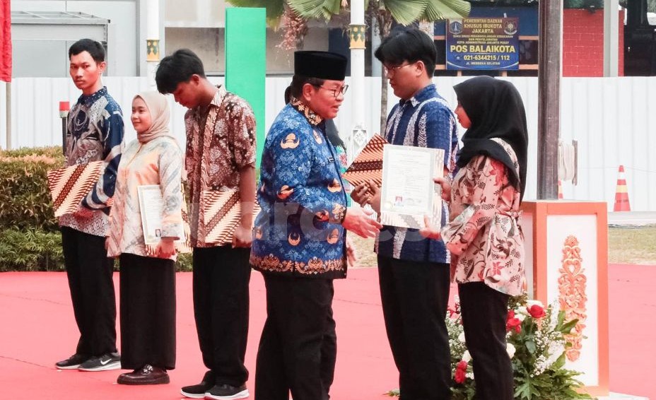 Pramono Salurkan Rp4,67 Miliar untuk Pemutihan Ijazah 2.810 Warga Jakarta