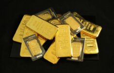 Harga Emas Dunia Anjlok 3,6 Persen