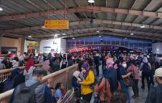 Penumpang KRL Menumpuk hingga Ada yang Pingsan di Kalibata