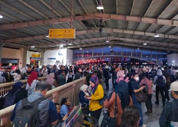 Penumpang KRL Menumpuk hingga Ada yang Pingsan di Kalibata